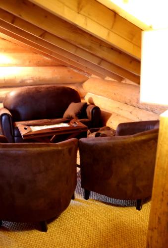 a living room with two chairs and a couch at Gite En Rondins in Janvry