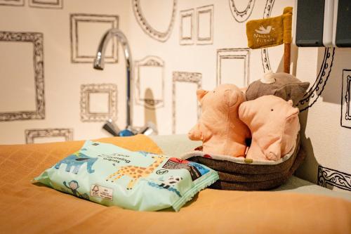 Postel nebo postele na pokoji v ubytování Ouder-Kind B&B Droomzacht - Kunstkamer