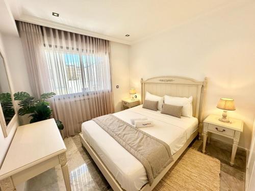 une chambre avec un lit et une fenêtre dans l'établissement Jasmine Appartement, à La Marsa