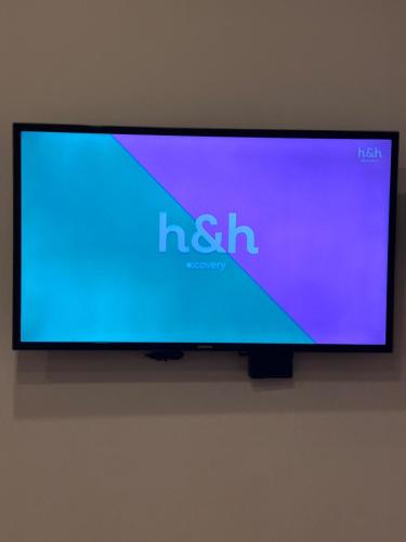a flat screen tv hanging on a wall at Acogedor departamento de 2 dormitorios in Tarija