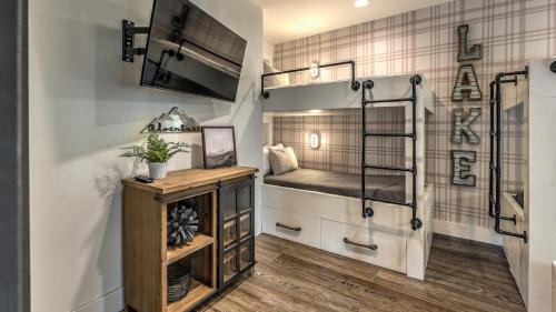 ein Badezimmer mit Dusche und einer Sitzbank darin in der Unterkunft Country Roads in Morganton