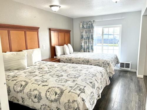 Ein Bett oder Betten in einem Zimmer der Unterkunft Royal Gateway Motel by OYO