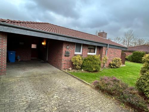 una casa de ladrillo con una entrada delante de ella en Seeliebe, en Butjadingen