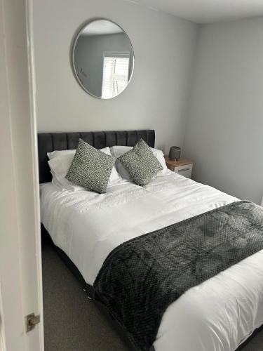 Katil atau katil-katil dalam bilik di Stoops Hall - 2 bed first floor apartment
