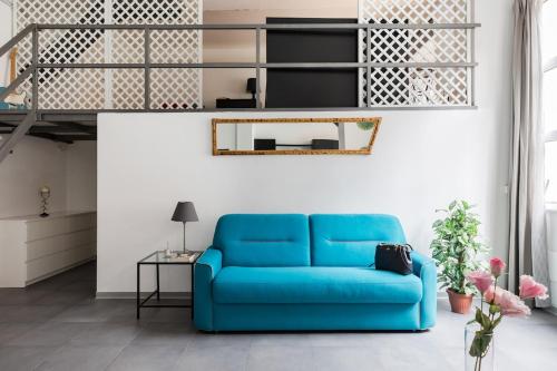 罗马Trevi Luxury Loft - Modern Design Apartment的客厅配有蓝色沙发,设有镜子