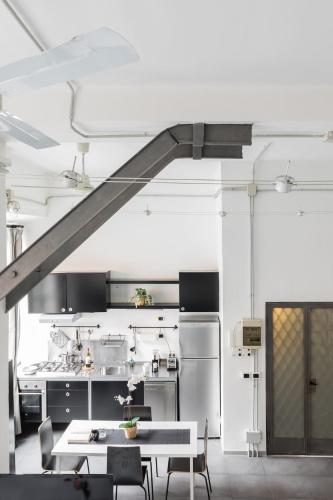 Spacious Modern Loft Steps from Trevi Fountain
