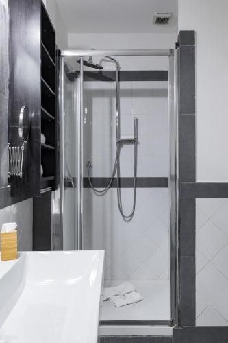 Spacious Modern Loft Steps from Trevi Fountain