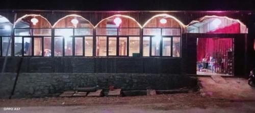 a building with windows and lights in the night at Homestay Sung Linh in Bắc Hà