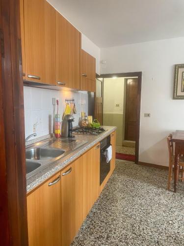 Η κουζίνα ή μικρή κουζίνα στο Casa Vacanze La Casa di Nonna Libia vicino Saturnia