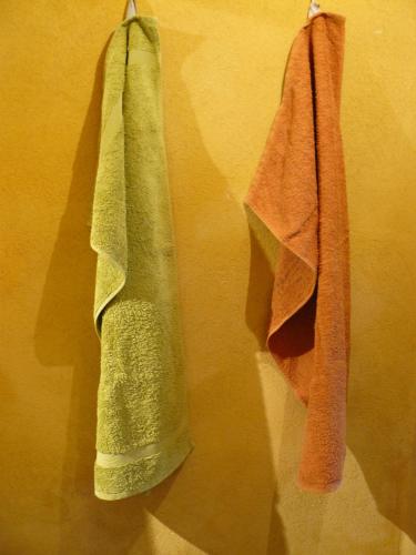 Deux serviettes sont suspendues sur un mur dans l'établissement Charming House with Courtyard Garden and Views, à La Celle-sous-Gouzon