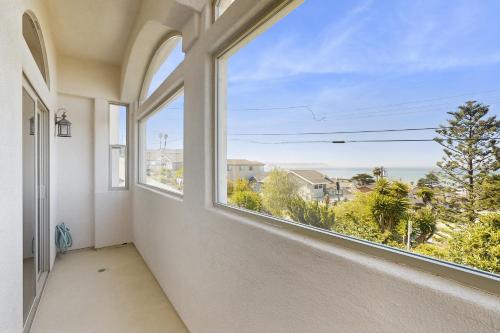 a room with a window with a view of the ocean at Park Avenue Beach Life in Cayucos