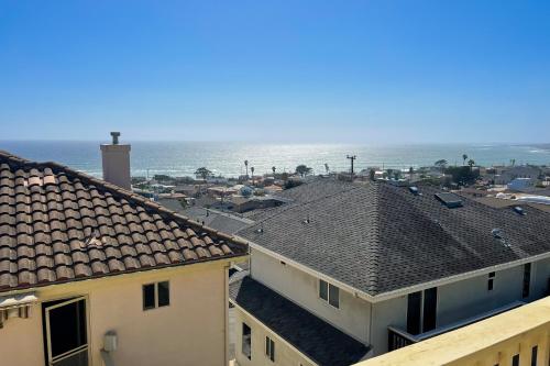 a view of the roofs of buildings and the ocean at Park Avenue Beach Life in Cayucos