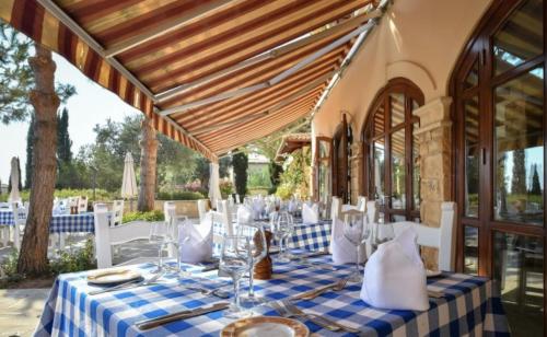 un tavolo con una tovaglia a scacchi blu e bianca di 'Villa Xenia' HG25 - Relax and Enjoy the Golf Resort a Kouklia