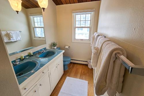 アンカレッジにあるThe Solstice Houseのバスルーム(洗面台2台、トイレ付)