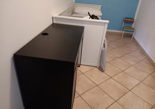 un escritorio blanco y negro en una habitación en BnB Venaria - Homezon, en Venaria Reale