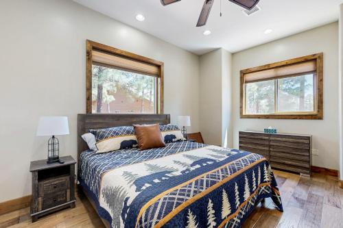 Un dormitorio con una cama y dos ventanas. en Modern Mountain Luxury Retreat, en Show Low