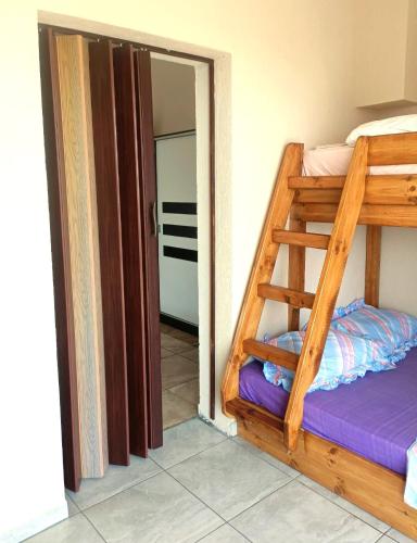 Katil dua tingkat atau katil-katil dua tingkat dalam bilik di Dikella Beach House