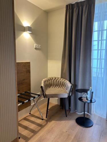 a dressing room with a bench and a window at Azores Book Hotel in Angra do Heroísmo