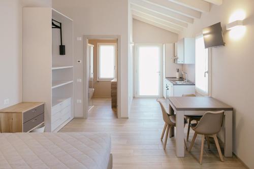 a room with a bed and a table and a kitchen at Tenuta delle Radici in Giavera del Montello