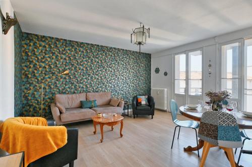 un salon avec un canapé et une table dans l'établissement L'authentique - Hyper centre - Belle terrasse !, à Béziers