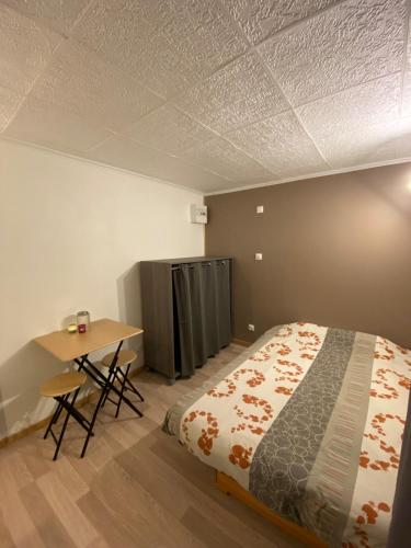 une chambre avec un lit et une table dedans dans l'établissement Studio near train station, à Poitiers