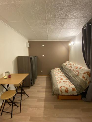 une chambre avec un lit, un bureau et une table dans l'établissement Studio near train station, à Poitiers