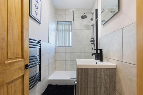 un bagno con lavandino e WC di Pickin Cottage a Altofts