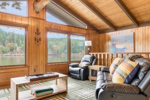 Χώρος καθιστικού στο Stay In Lakeside-Lake Front Luxe