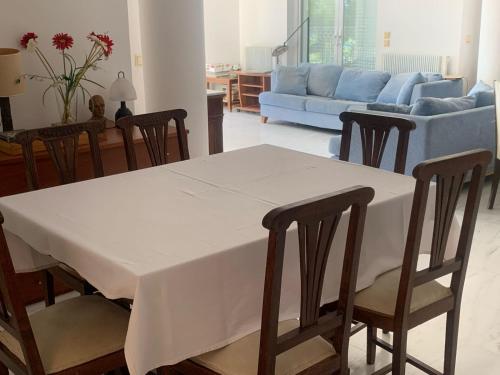 PligónionにあるVilla Lesvos 30 meters to the Seaのリビングルームの白いテーブルと椅子