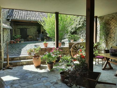 Κήπος έξω από το Suzanne & Richard Aparment
