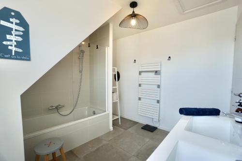 une salle de bain avec douche et baignoire dans l'établissement Villa Armor - 400m de la mer -, à Larmor-Plage