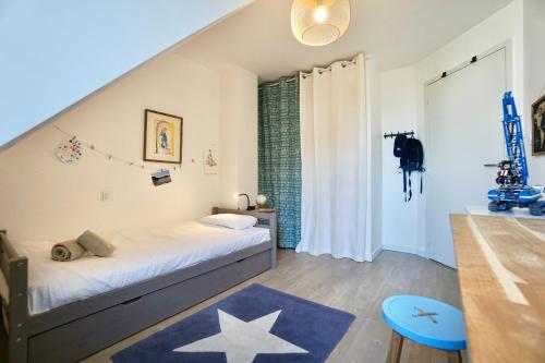 - une chambre dotée d'un lit avec des étoiles dans l'établissement Villa Armor - 400m de la mer -, à Larmor-Plage