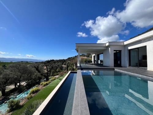 - une piscine dans une villa avec vue dans l'établissement Villa Panoramique, à Alata