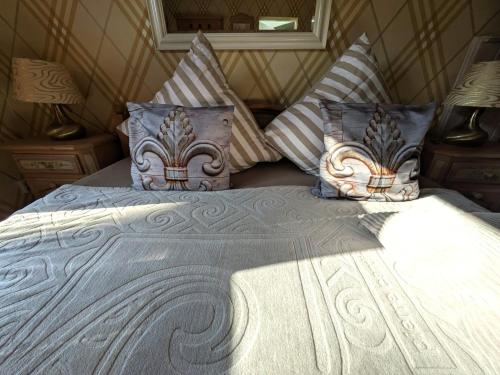 a bed with pillows on it in a room at FeWo Südfrankreich in Neue Scheune