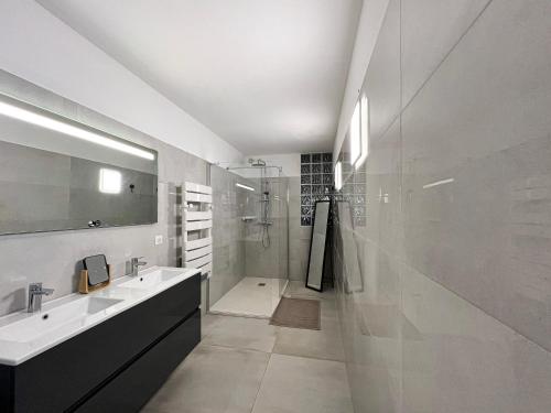 une salle de bain blanche avec un lavabo et une douche dans l'établissement Villa Panoramique, à Alata