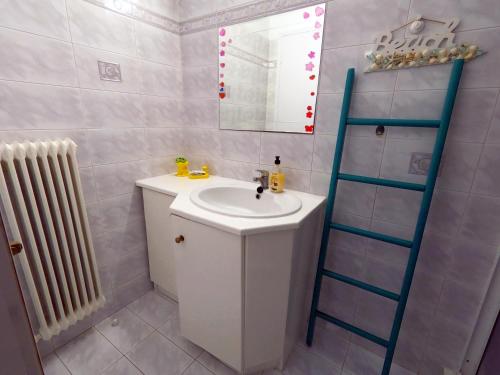ein Badezimmer mit einem Waschbecken, einem Spiegel und einer Leiter in der Unterkunft Cosy House 50m of Beach Kalamia 80 sqm in Korinthos
