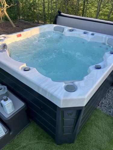 a jacuzzi tub sitting on the grass at La ferme du paradis in Merris