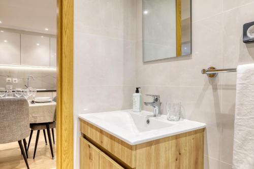 ein Badezimmer mit Waschbecken und Spiegel in der Unterkunft Casa do Pinheiro II, a Home in Madeira in São Vicente