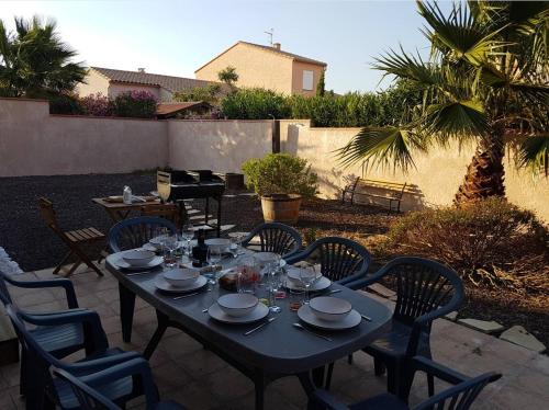 Photo de la galerie de l'établissement Villa familiale climatisée avec grand jardin - 6IRLA4, à Saint Cyprien Plage