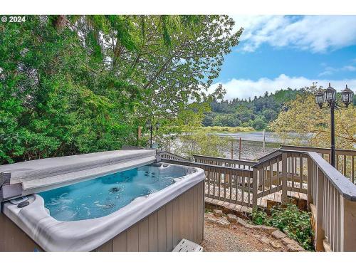Πισίνα στο ή κοντά στο Stay In Lakeside-Lake Front Luxe