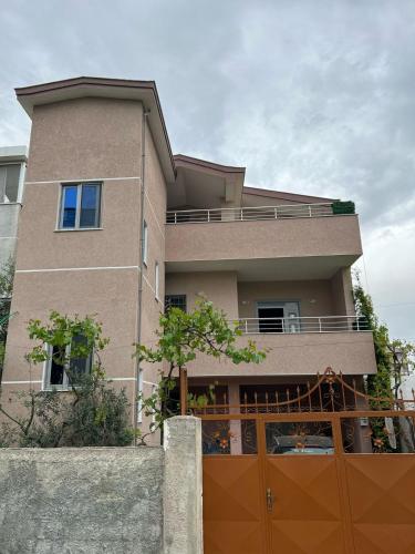 una casa con una puerta naranja delante de ella en Adriatic Escape, en Durrës