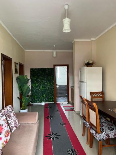 salon z kanapą, stołem i lodówką w obiekcie Adriatic Escape w Durrës