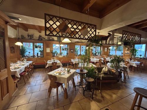 un ristorante con tavoli e sedie in una stanza di Hotel-Hauensteiner-Hof a Hauenstein