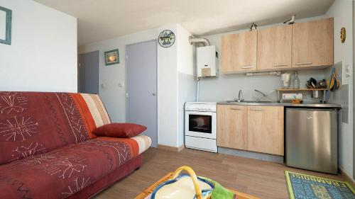 un salon avec un canapé et une cuisine dans l'établissement Mer et Soleil C N143 - ST4, au Cap d'Agde