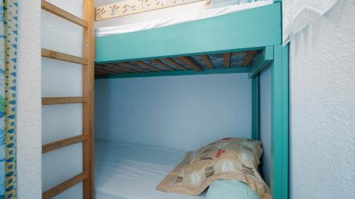 - un lit superposé avec une échelle dans une chambre dans l'établissement Mer et Soleil C N143 - ST4, au Cap d'Agde