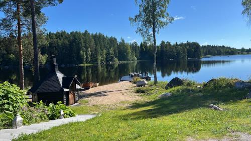 a small house on the shore of a lake at Kivisalmi aitta in Viitasaari