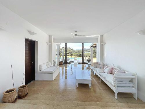 Гостиная зона в The White Villa by Seaviews