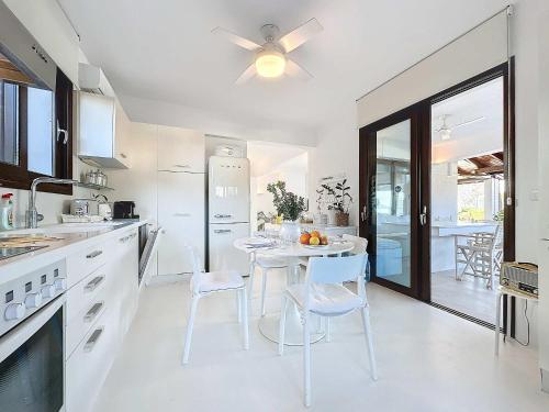 Кухня или мини-кухня в The White Villa by Seaviews
