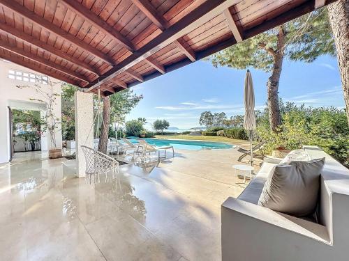 Бассейн в The White Villa by Seaviews или поблизости