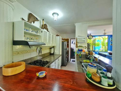 Una cocina o zona de cocina en Lujosa cabana con piscina playa y servicio